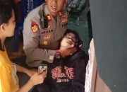 Personil Polres Tator, Tanggap dan Responsif Bantu Pengendara Yang Terjatuh