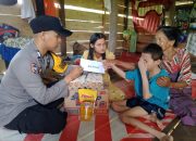 Dalam Jumat Peduli, Bhabinkamtibmas Berikan Bansos Ke Rumah Warga Kurang Mampu dan Penyandang Disabilitas Wicara.