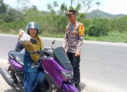Polsek Watang Pulu Tebar Berkah, Bagikan Nasi Kotak kepada Pengendara