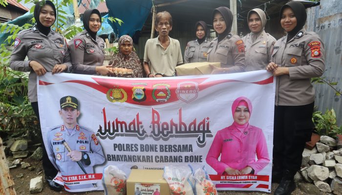 Program Jumat Berbagi Kapolres Bone Kembali Menyasar Masyarakat Kurang Mampu di Dua Kecamatan