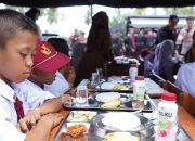 Brimob Polda Sulbar Rayakan HUT ke-79 dengan “Sedekah” Menu Sehat untuk Anak Sekolah