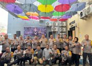 Personel Polres Gowa Rayakan Ulang Tahun Kapolres Gowa ke-43 di Spot Payung Polres Gowa