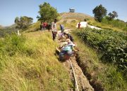 Bhabinkamtibmas Desa Pamboborang Bantu Petani Bawang Ciptakan Sistem Pengairan di Lahan Pertanian