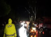 Polisi di Palopo Sigap Turun Kejalan Atur Lalin Saat Cuaca Extrem