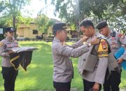 Sinergi Polres Luwu dan Masyarakat: Wakapolres Serahkan Rompi untuk Keamanan Pilkada yang Berbudaya