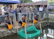 Dukung Program Ketahanan Pangan Pemerintah,Polres Maros Tebar 3000 Bibit Ikan Nila