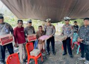 Satlantas Polres Luwu Serahkan Bantuan Kemanusiaan kepada Korban Kebakaran di Desa Saronda, Kecamatan Bajo Barat