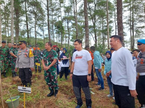 Peringati Hari Jadi Gowa Ke-704, Kapolres Gowa Hadiri Kegiatan Penanaman Pohon di Lahan Kritis