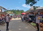 Personil Polsek Aralle Polres Mamasa Laksanakan Pengamanan dan Pengaturan Lalu Lintas di Pasar Aralle Kecamatan Aralle