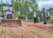 Bhabinkamtibmas Polsek Mambi Polres Mamasa dan Babinsa Pantau Perbaikan Jalan Poros Desa Saluahok