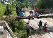 Personil Polsek Mamasa dan Koramil Mamasa Bersama Warga Desa Rambusaratu Gotong Royong Perbaiki Jembatan Gantung