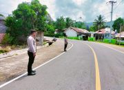Personil Polsek Pana Polres Mamasa Laksanakan Pengaturan Lalu Lintas untuk Menjaga Keamanan dan Kelancaran Lalu Lintas di Pagi Hari