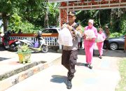 Dukung Astacita Presiden RI, Kapolres Palopo Bersama Ketua Bhayangkari Bagi Makanan Gratis