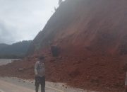 Personel Polsek Tabulahan Polres Mamasa Lakukan Monitoring Longsor di Jalan Poros Mamasa-Mamuju