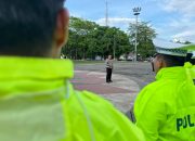 Kasat Lantas Polres Bone Cek Kelengkapan Jas Hujan Personel Persiapan Pengamanan Tempat Pemungutan Suara