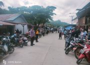 Personil Polsek Aralle Polres Mamasa Laksanakan Pengamanan dan Pengaturan Lalu Lintas di Depan Pasar Tradisional Aralle