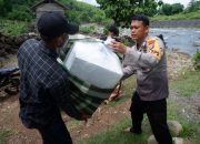 Polisi di Maros Berjibaku Seberangi Sungai Kawal Logistik Pilkada