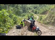 Sinergitas TNI-Polri Kawal Pendistribusian Surat Suara di Desa Baruru Kecamatan Aralle Kabupaten Mamasa