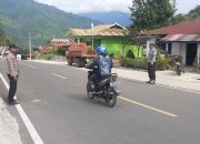 Polsek Pana Polres Mamasa Gelar Pengamanan Ambang Gangguan untuk Jaga Kamseltibcarlantas di Jalan Poros Mamasa-Tana Toraja