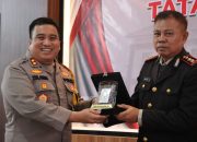 Gelar Wisuda Dan Tradisi Pedang Pora, Kapolres Toraja Utara Pimpin Pelepasan 3 Anggota Purna Bakti