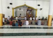 Personel Polsek Aralle Laksanakan Pengamanan Sholat Jumat di Masjid Miftahul Janna Kelurahan Aralle