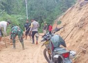 Pesonil Polsek Mamasa dan Koramil Mamasa Bersama Warga di Desa Lisuan Ada’ Bersihkan Jalan Akibat Longsor