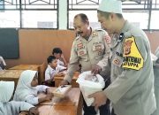 Polres Palopo Gelar Makan Gratis di SDN 59 Siguntu