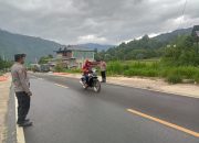 Polsek Pana Polres Mamasa Laksanakan Pengamanan dan Pengaturan Lalu Lintas di Jalan Poros Mamasa-Tana Toraja