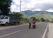 Personel Polsek Pana Polres mamasa Gelar Pengamanan Ambang Gangguan di Jalan Poros Mamasa-Tana Toraja