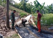 TNI-Polri Bersama Warga Gotong Royong Bangun Jalan Tani di Desa Adolang Dhua