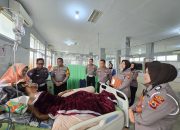 Kasat Lantas Polres Bone Jenguk Dua Ayahanda Anggotanya Yang Sakit