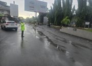 Satlantas Polres Bone Siaga, Atur Lalu Lintas di Tengah Hujan