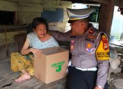 Kasat Lantas Polres Bone Berbagi Paket Kebahagian Untuk Dhuafa