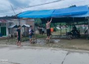 Personel Polsek Aralle Polres Mamasa dan Warga Bersinergi Bangun Posko Pengamanan Natal dan Tahun Baru 2024