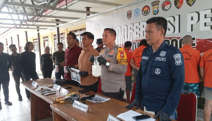 Kapolres Bone Pimpin Press Release Hasil Ungkap 6 Pelaku dan 1,2 Kg Sabu Diamankan di Sidrap