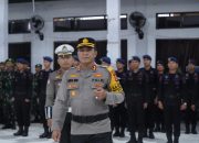 Kapolres Parepare Menyematkan Pita Kepada Perwakilan Personel Sebagai Tanda Dimulainya Operasi Lilin 2024