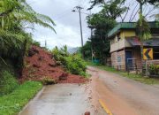 Personel Polsek Sumarorong Polres Mamasa Monitoring Tanah Longsor di Desa Makuang, Kabupaten Mamasa