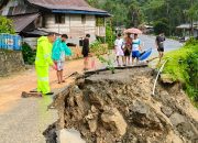 Bhabinkamtibmas Polsek Mamasa Monitoring Longsor di Jalan Poros Malabo-Mambi