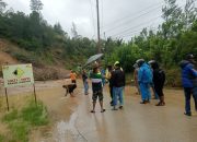 Personil Polsek Mamasa Monitoring Longsor Tutup Jalan Poros Mamasa-Polewali Akses Terputus Total