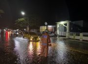 Polres Majene Tempatkan Personel di Lokasi Rawan Banjir untuk Jamin Kelancaran Arus Kendaraan
