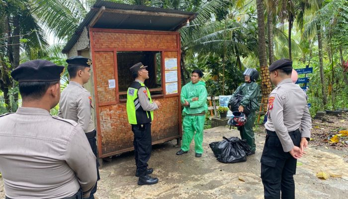 Jelang Perayaan Nataru, Personel Polres Majene Amankan Objek Wisata Pantai Munu