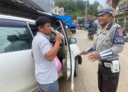 Personel Satlantas Polres Mamasa Laksanakan Sosialisasi Undang-Undang Lalu Lintas kepada Warga