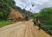 Personel Polsek Sumarorong Polres Mamasa Monitoring Pembersihan Longsor di Dusun Pastil