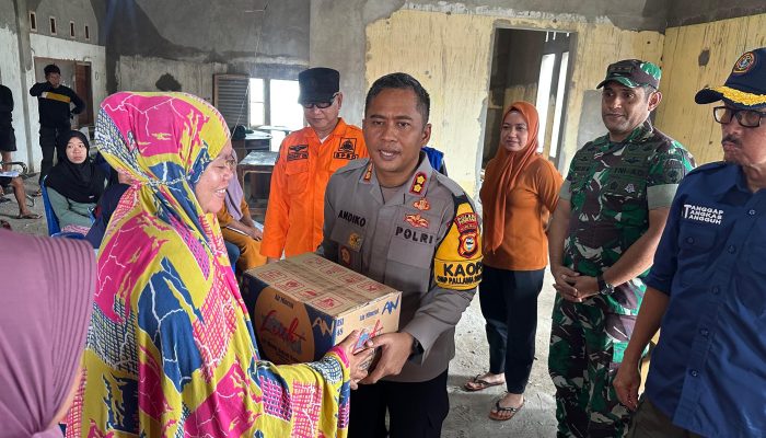 Kapolres Pinrang dan Pemkab Pinrang Kunjungi Warga Terdampak Angin Kencang di Suppa