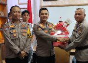 Jelang Perayaan Natal, Kapolres Maros Bagikan Hampers Natal Bagi Personel Yang Merayakan