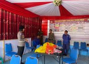 Saat Kunjungi Pos Pam Ops Lilin 2024, Kasat Lantas Polres Wajo Bagi Vitamin dan Minuman ke Petugas