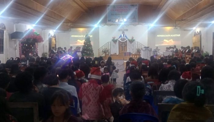 Personel Polsek Mamasa Laksanakan Pengamanan Ibadah Perayaan Natal 2024 di Gereja Toraja Mamasa Jemaat Immanuel Pembu Desa Lambanan