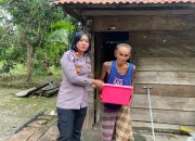 Dalam Rangka Ops Lilin 2024, Kasat Lantas Polres Wajo Beri Bantuan ke Kakek Sebatang Kara yang Alami Luka Infeksi