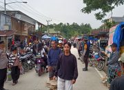 Personel Polsek Aralle Polres Mamasa Laksanakn Pengaturan Lalu Lintas dan Pengamanan Jalur Pasar