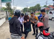Aksi Heroik Kapolres Bone Bantu Masyarakat Yang Alami Kecelakaan Lalu Lintas di Jalan